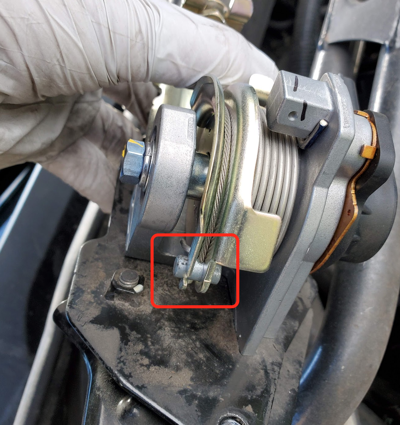 Red box indicated the end of the cable that must be unhooked